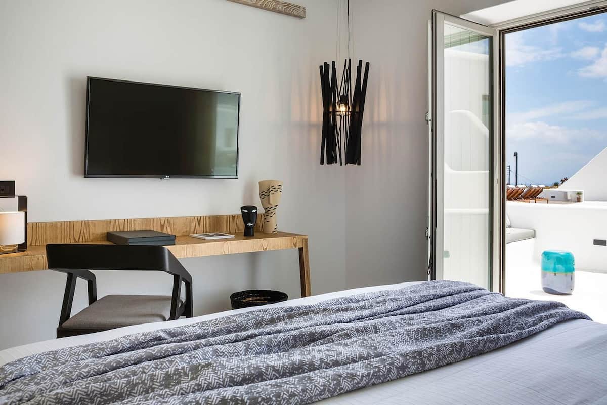 Deluxe Room with Terrace and Pool view | Hochwertige Bettwaren, Minibar, Zimmersafe, individuell dekoriert