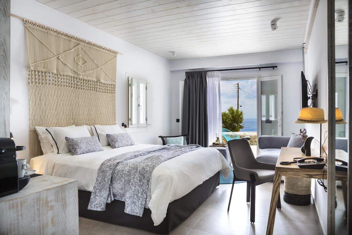 Two Bedroom Sea View Deluxe with Terrace | 1 間臥室、高級寢具、迷你吧、客房內保險箱