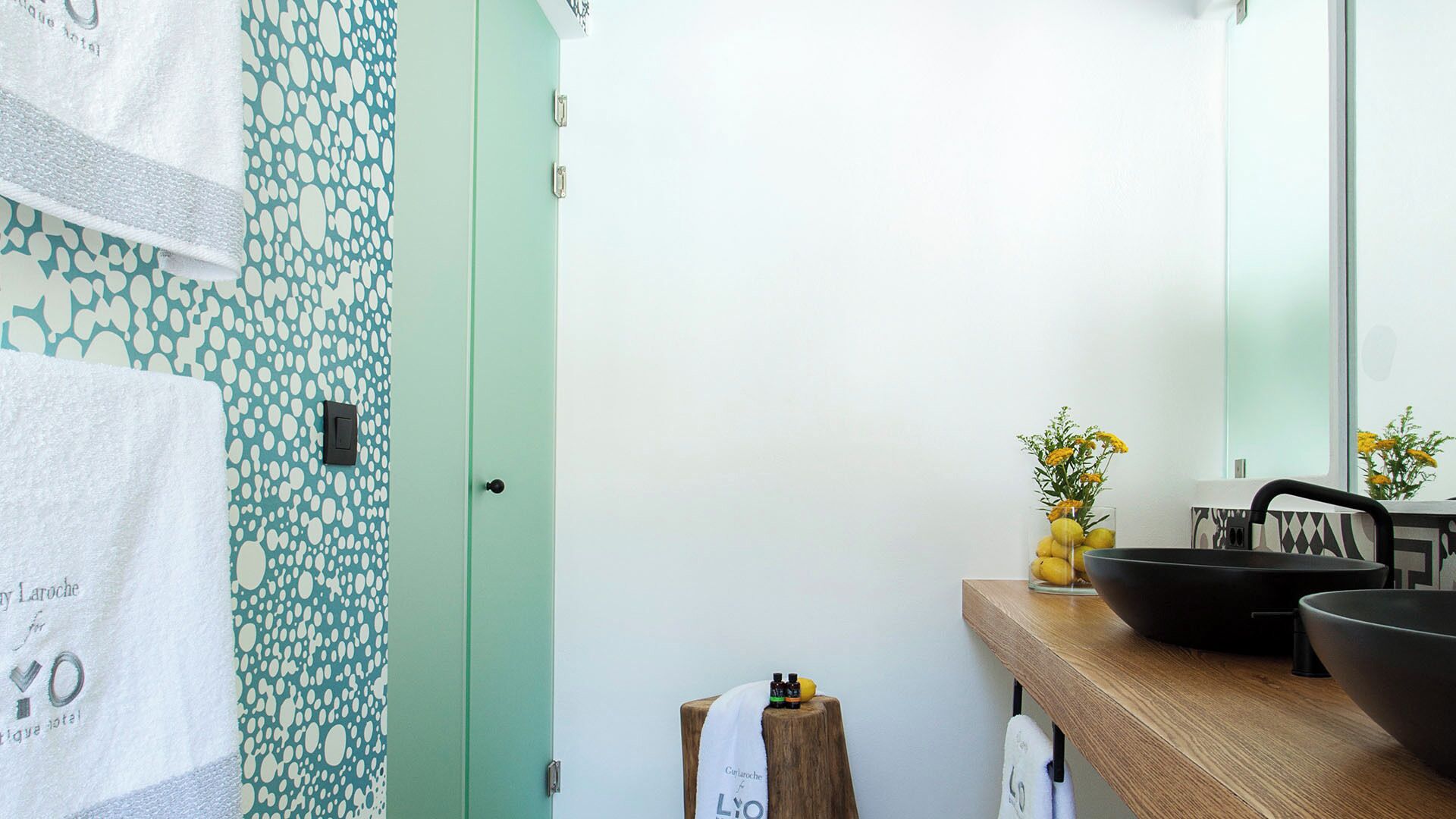 Superior Side Sea View room | Bathroom | Shower, designer toiletries, hair dryer, bathrobes