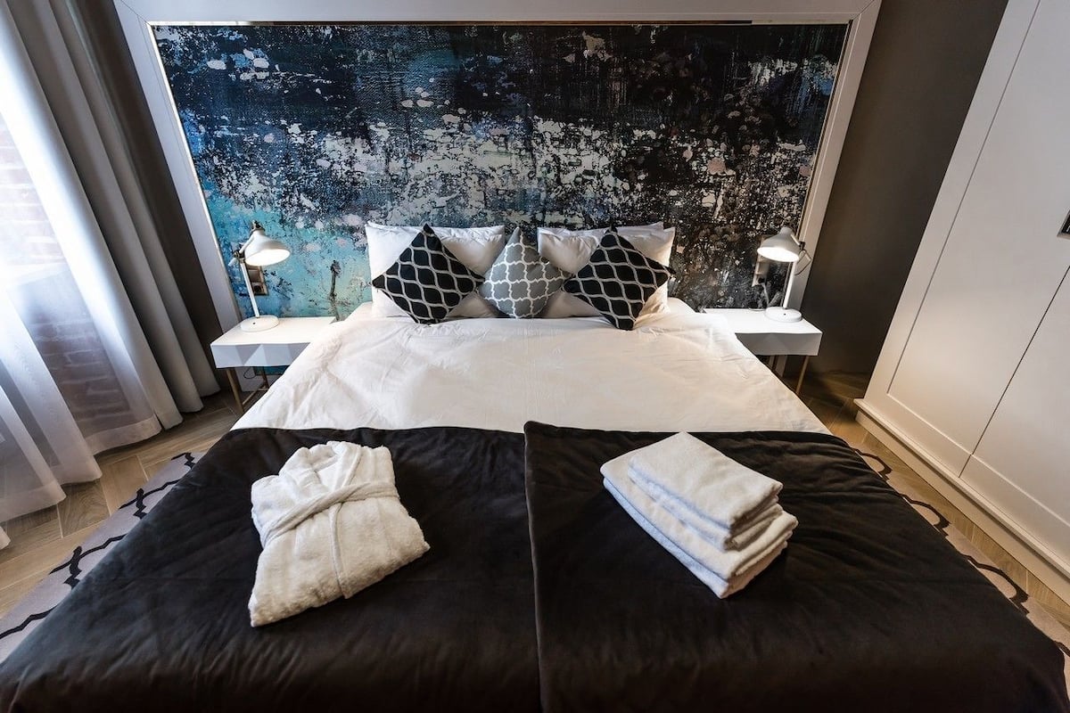 apartment | premium bedding, desk, iron/ironing board, free cots/infant beds