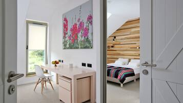 Luxe beddengoed, een bureau, een strijkplank/strijkijzer
