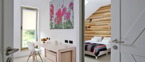 Literie de qualité supérieure, bureau, fer et planche à repasser