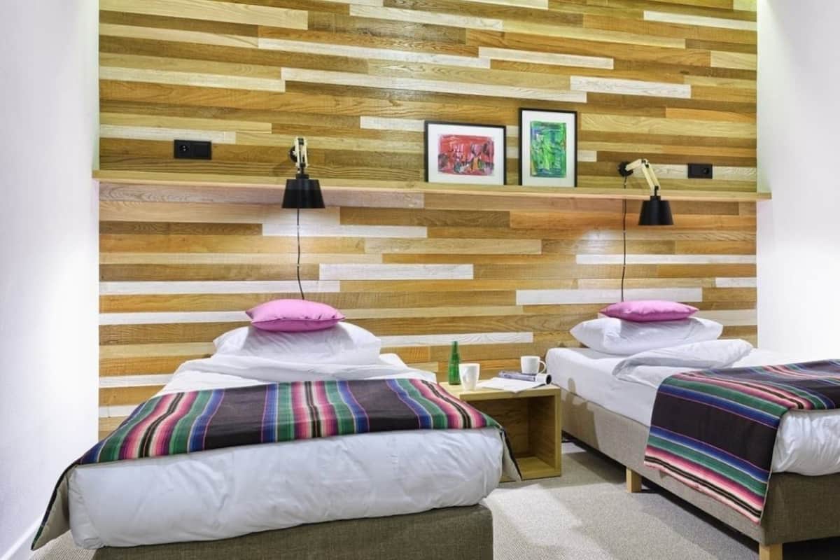 Double or Twin Room (Podzamcze) | Peralatan tempat tidur premium, meja, seterika/papan seterika 