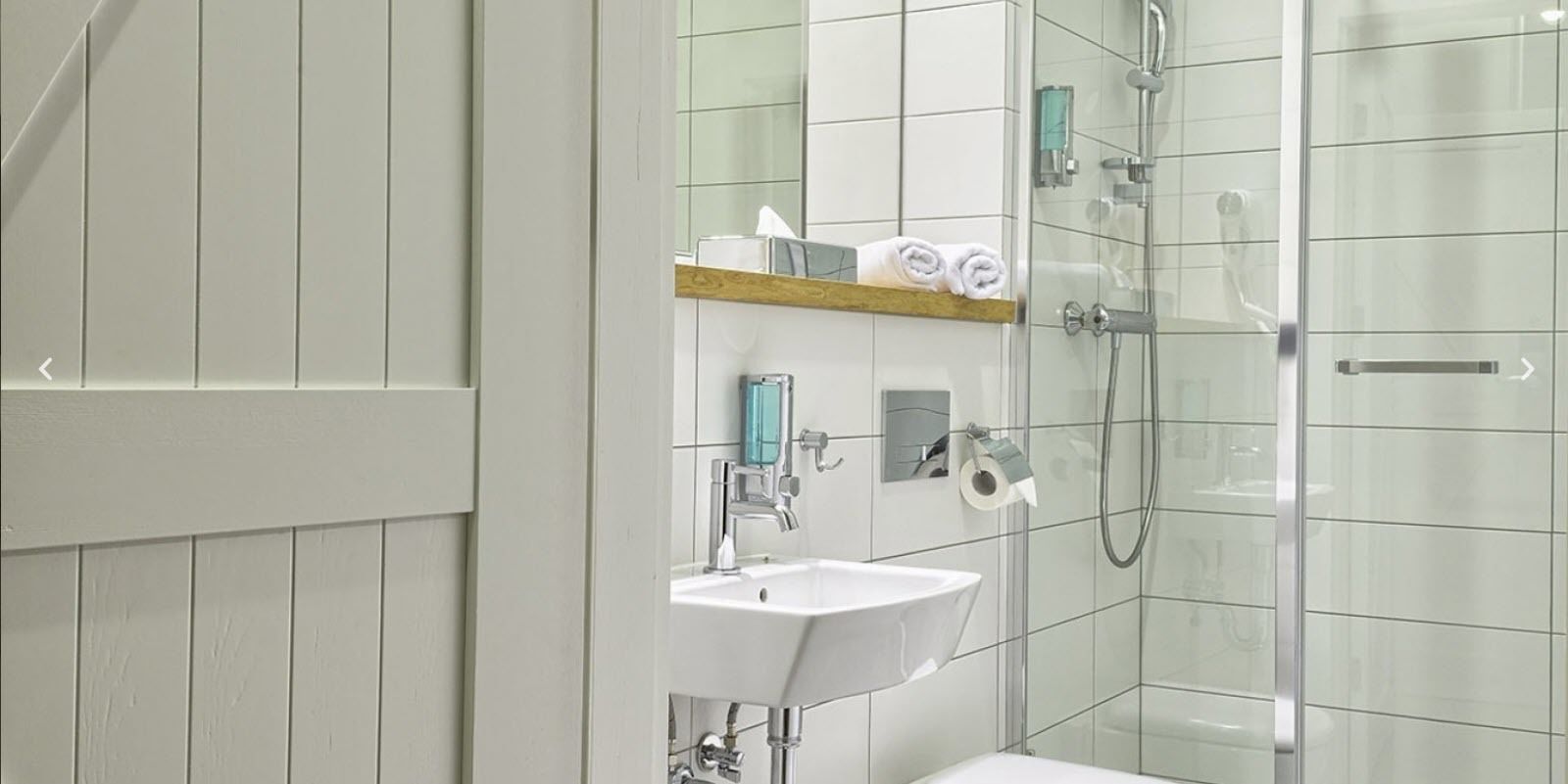 double or twin room (podzamcze) | bathroom | shower, free toiletries, hair dryer, bathrobes