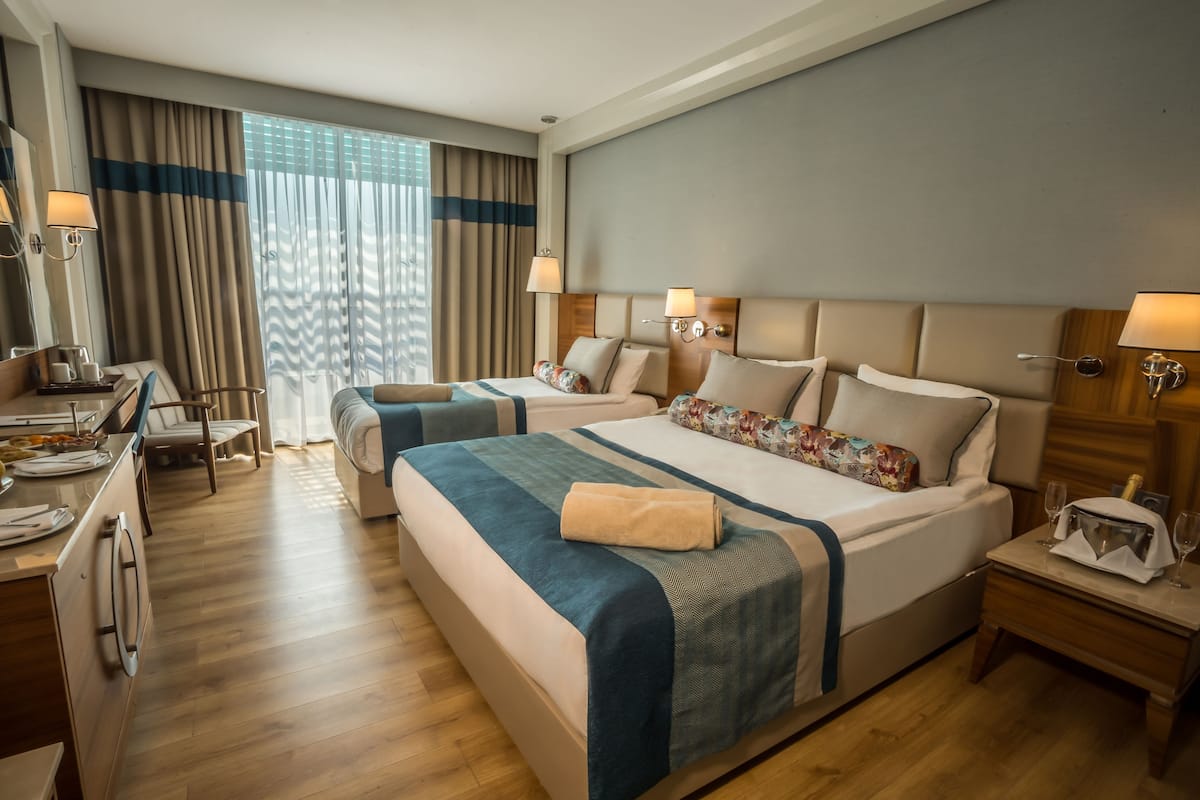 Artículos del minibar gratis y caja de seguridad en la habitación