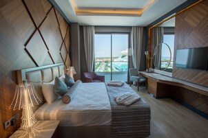 Free minibar, in-room safe, desk, free WiFi