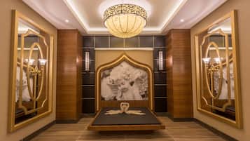 Un sauna, una bañera de hidromasaje, baño turco, baño turco/hammam