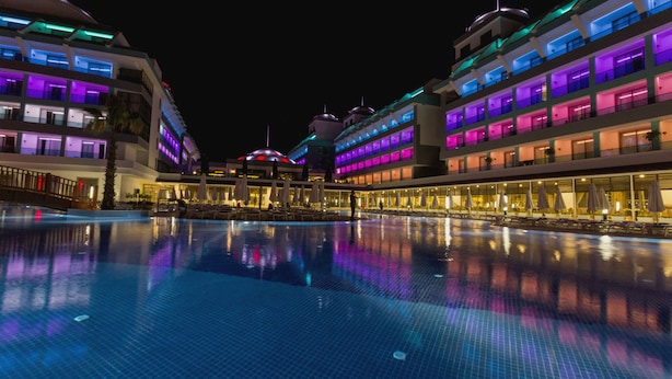A hotel with a large swimming pool, multiple balconies, and a modern architectural design. - Sensitive Premium Resort & Spa - All Inclusive (Serik)