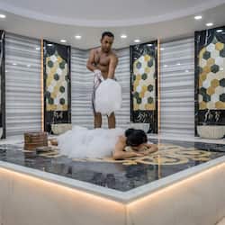 Een sauna, een bubbelbad, een stoombad, een Turks bad/hammam