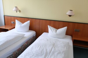 Double Room | Desk, free WiFi, bed sheets