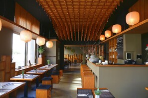 Se sirven desayunos, almuerzos y cenas; cocina vietnamita