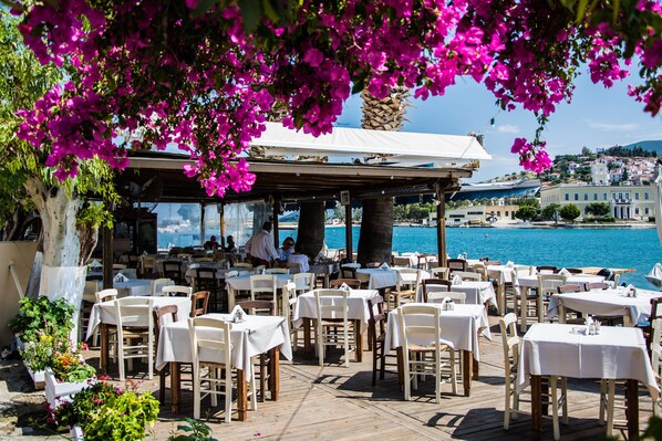 Serveert ontbijt, lunch, diner, Griekse gerechten