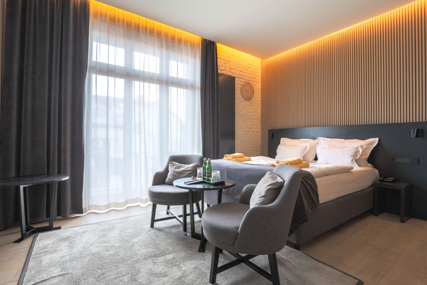 Safe på rommet, skrivebord og skrivebord for bærbar PC