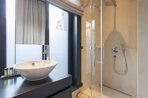 Studio | Badezimmer | Dusche, kostenlose Toilettenartikel, Haartrockner, Bademäntel