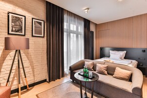 客房内保险箱、办公桌、笔记本电脑工作区、熨斗/熨衣板