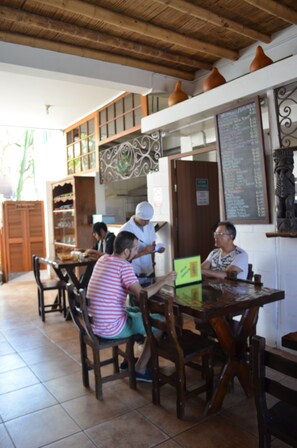 Daily continental breakfast (PEN 10 per person)