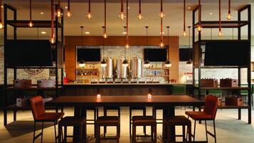 8 restaurants; breakfast, lunch and dinner served