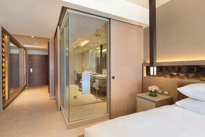 Een gratis minibar, een kluis op de kamer, een bureau