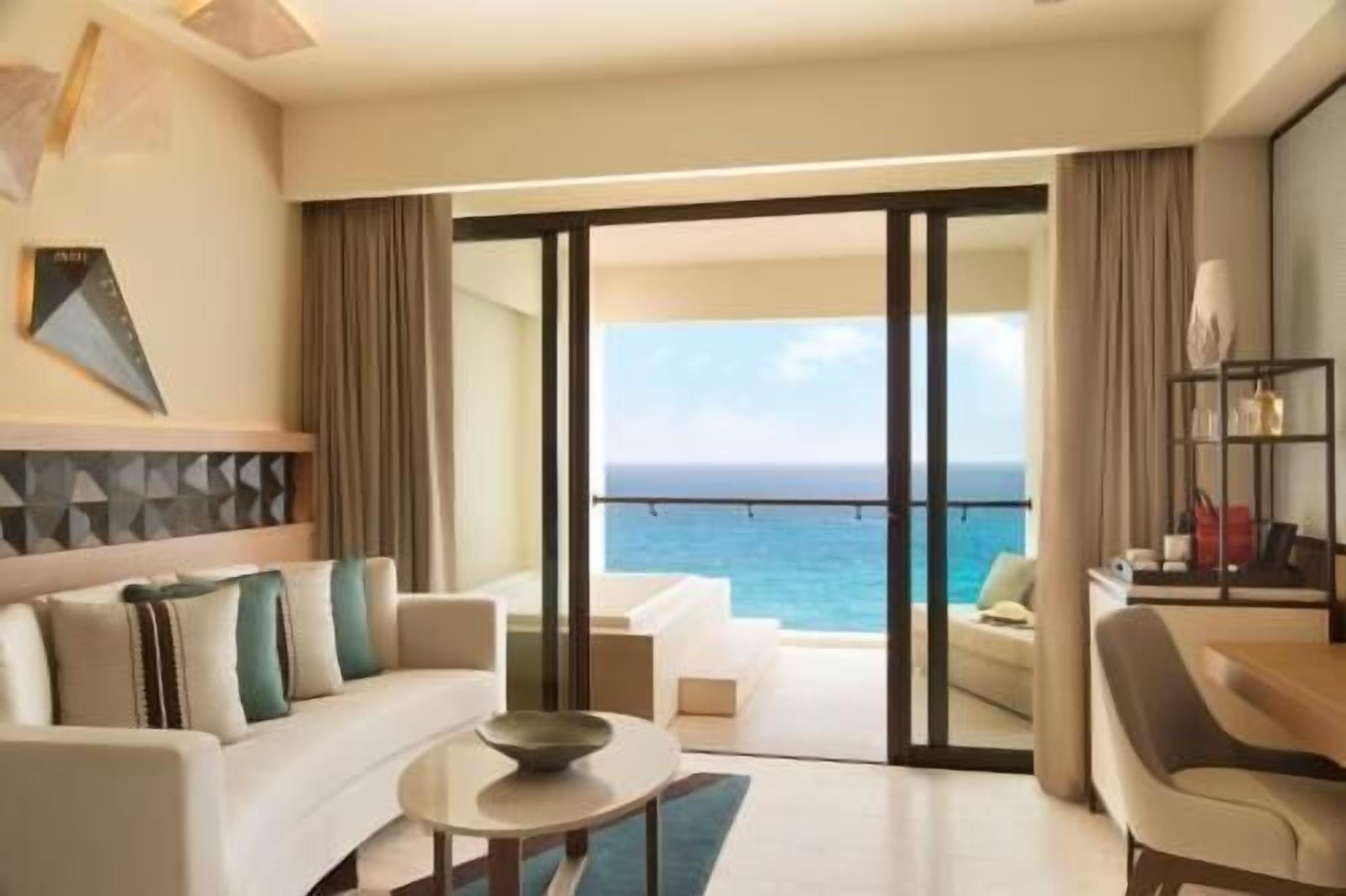 Artículos del minibar gratis y caja de seguridad en la habitación 