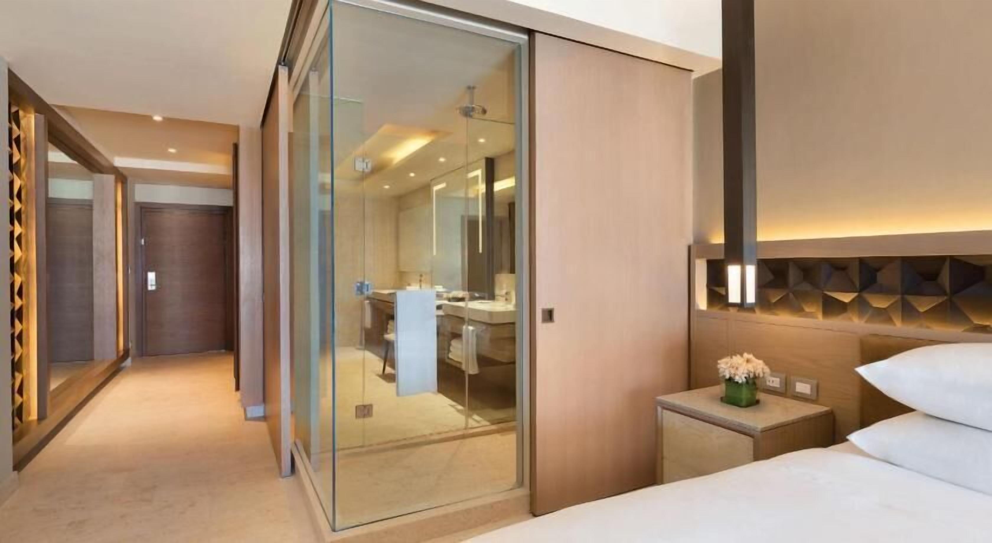 Artículos del minibar gratis y caja de seguridad en la habitación 