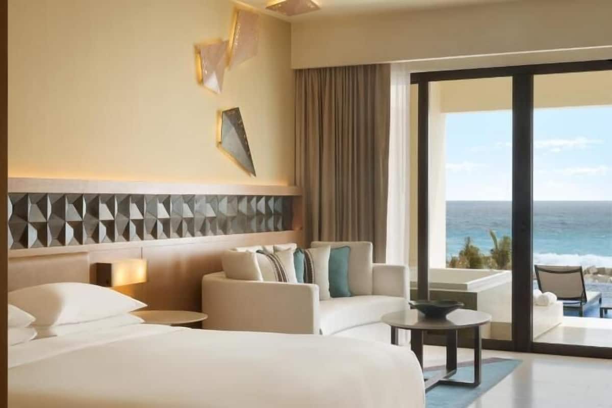 Free minibar, in-room safe, desk, blackout drapes
