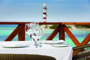 8 restaurants; breakfast, lunch and dinner served
