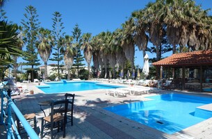 室外游泳池，池畔遮阳伞，日光浴躺椅