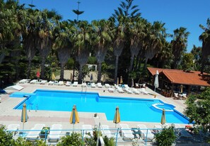 Outdoor pool, pool umbrellas, sun loungers - Dreams4you (Kos)