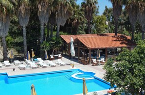 Outdoor pool, pool umbrellas, sun loungers - Dreams4you (Kos)