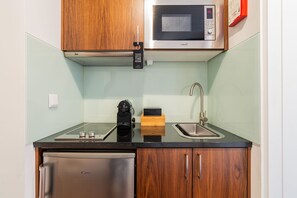 Tủ lạnh, lò vi sóng, bếp nấu, dụng cụ pha espresso 