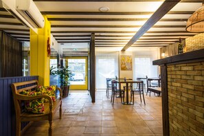 Bữa sáng kiểu Âu hàng ngày (8 EUR/mỗi người) 