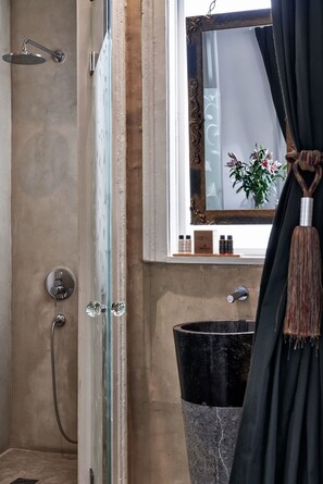 Junior suite, balkon (Acropolis View) | Badkamer | Een douche,  milieuvriendelijk toiletgerief, een haardroger, handdoeken