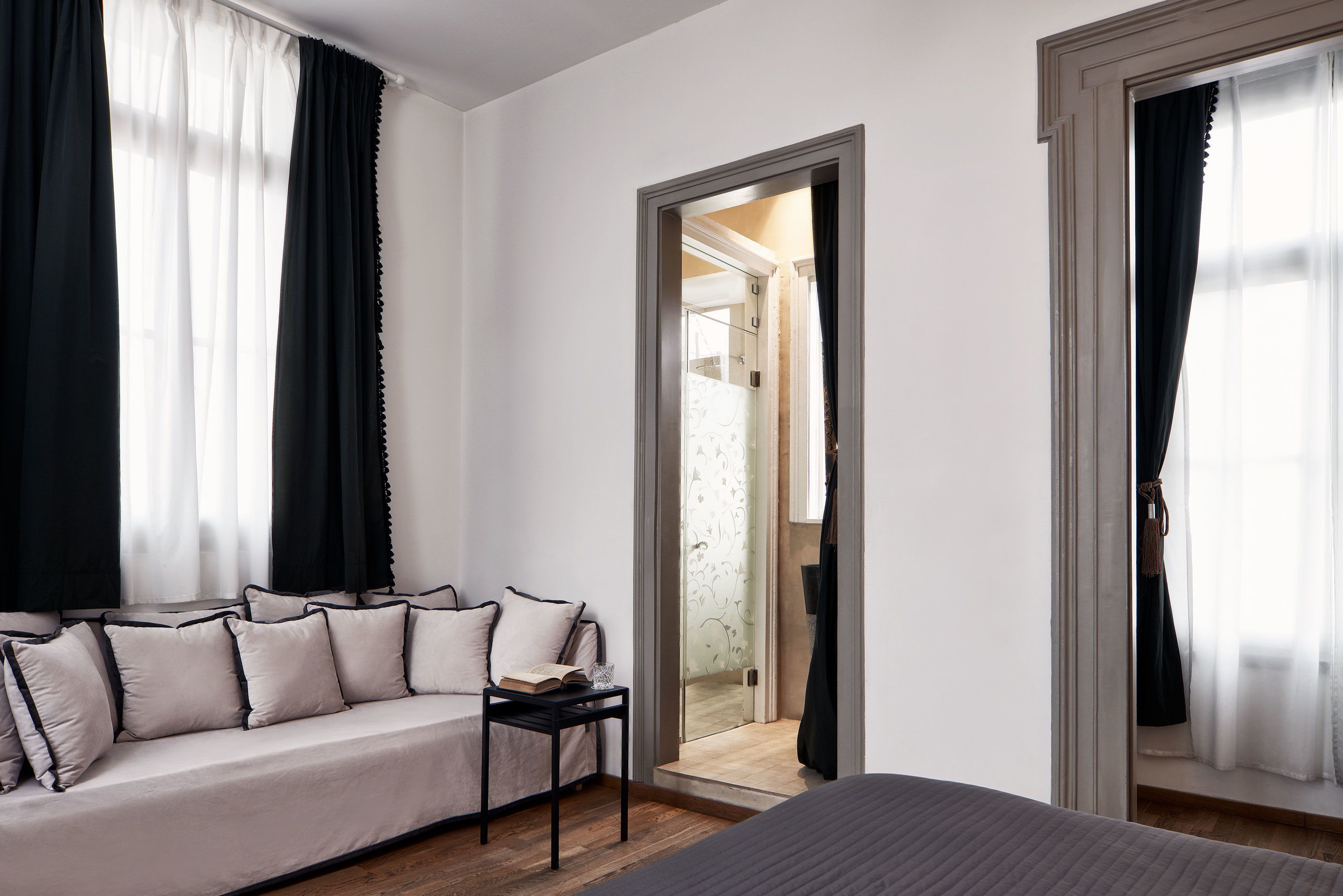 junior suite, balcony (acropolis view) | minibar, in-room safe, desk, soundproofing