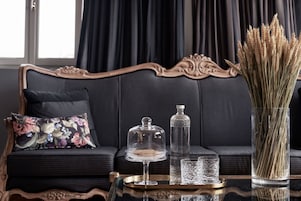 Frigobar, cofres nos quartos, escrivaninha, quartos à prova de som