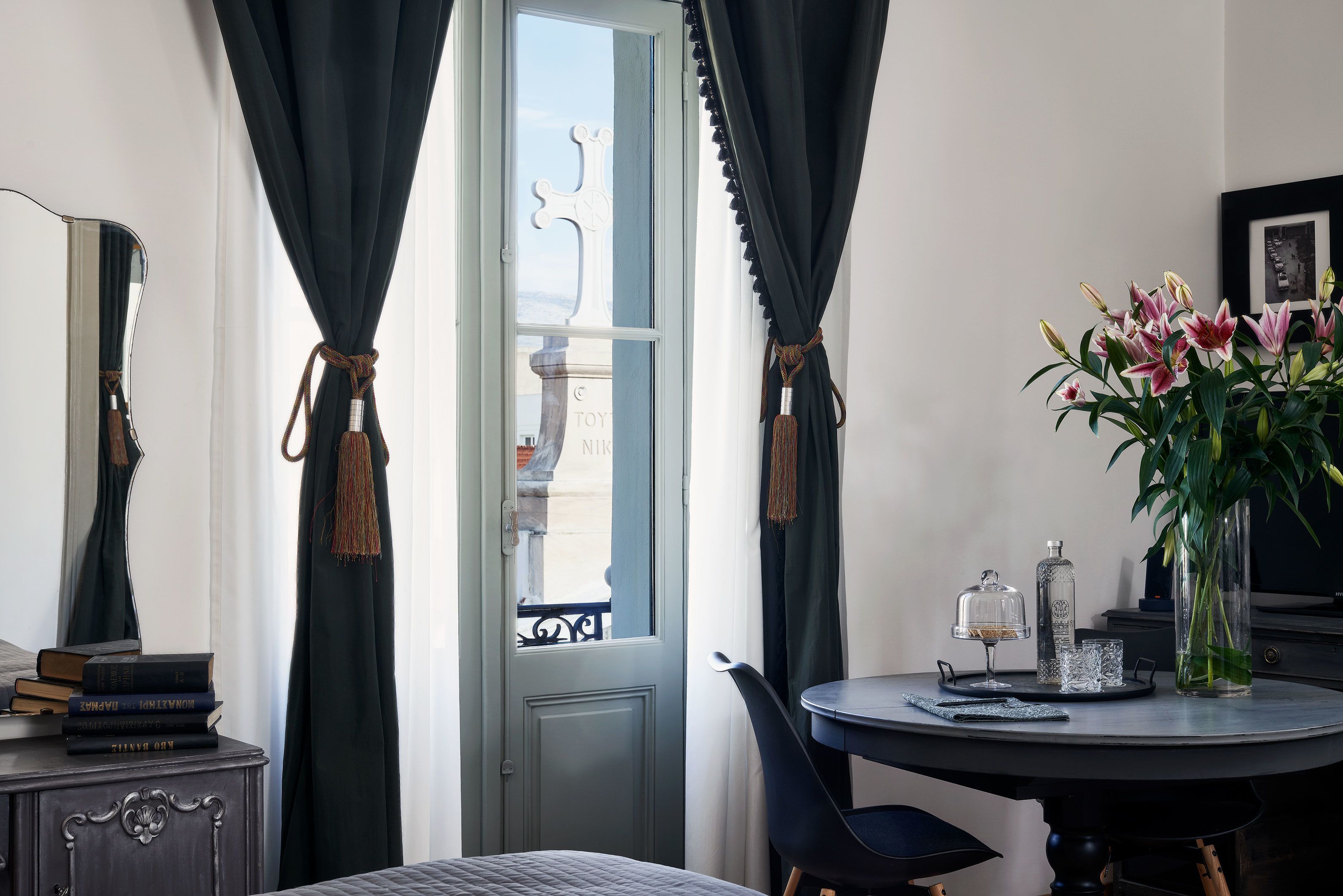 junior suite, balcony (acropolis view) | minibar, in-room safe, desk, soundproofing