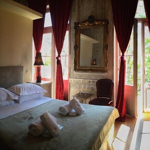 ห้องซูพีเรียดับเบิล, ระเบียง (Acropolis View) | มินิบาร์, ตู้นิรภัยในห้องพัก, โต๊ะทำงาน, ห้องเก็บเสียง