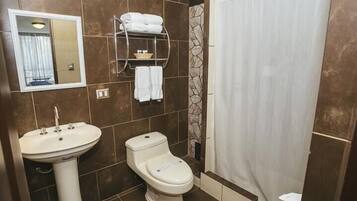 Dusche, kostenlose Toilettenartikel, Haartrockner, Bademäntel
