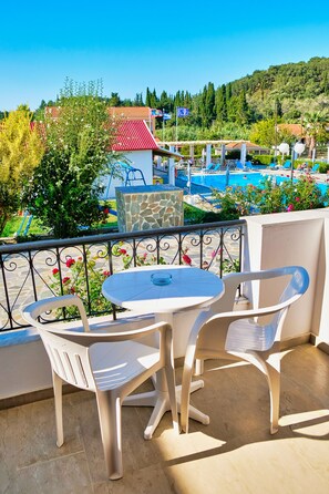 Premium bedding, in-room safe, blackout curtains, soundproofing - Tria Adelphia (Corfu)