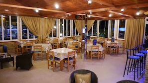 Petit déjeuner, déjeuner et dîner servis sur place, vue sur la piscine