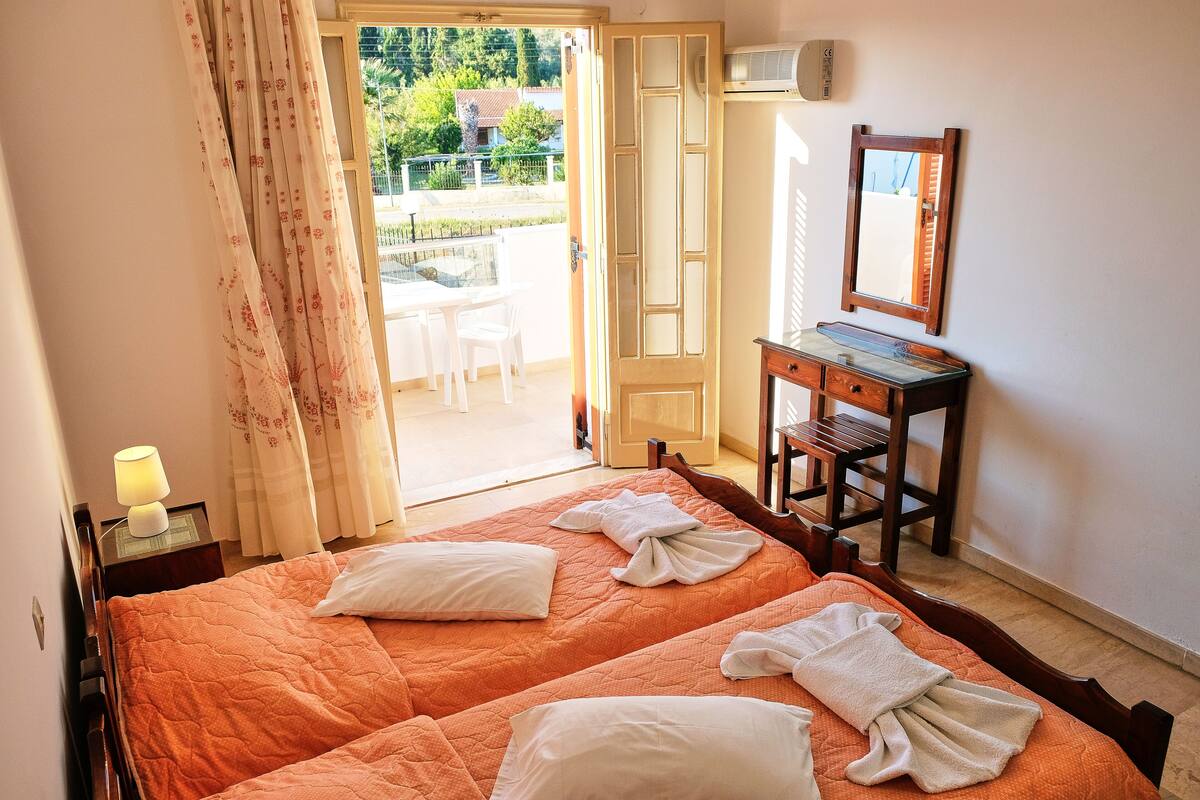 Habitación cuádruple básica | Ropa de cama de alta calidad, caja fuerte, cortinas opacas