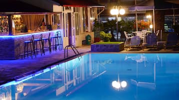 Piscina externa sazonal, funciona das 9h às 19h, guarda-sóis