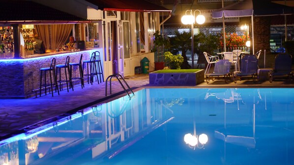 Piscine extérieure (ouverte en saison), parasols de plage