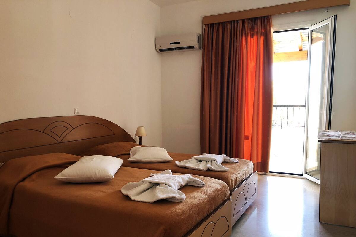 Apartamento Premium, vistas a la piscina, planta ejecutiva | Ropa de cama de alta calidad, caja fuerte, cortinas opacas