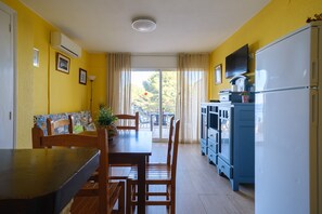 Căn hộ, 1 phòng ngủ (4 people, 1st floor - nº1) | Màn/rèm cản sáng, bàn ủi/dụng cụ ủi quần áo 