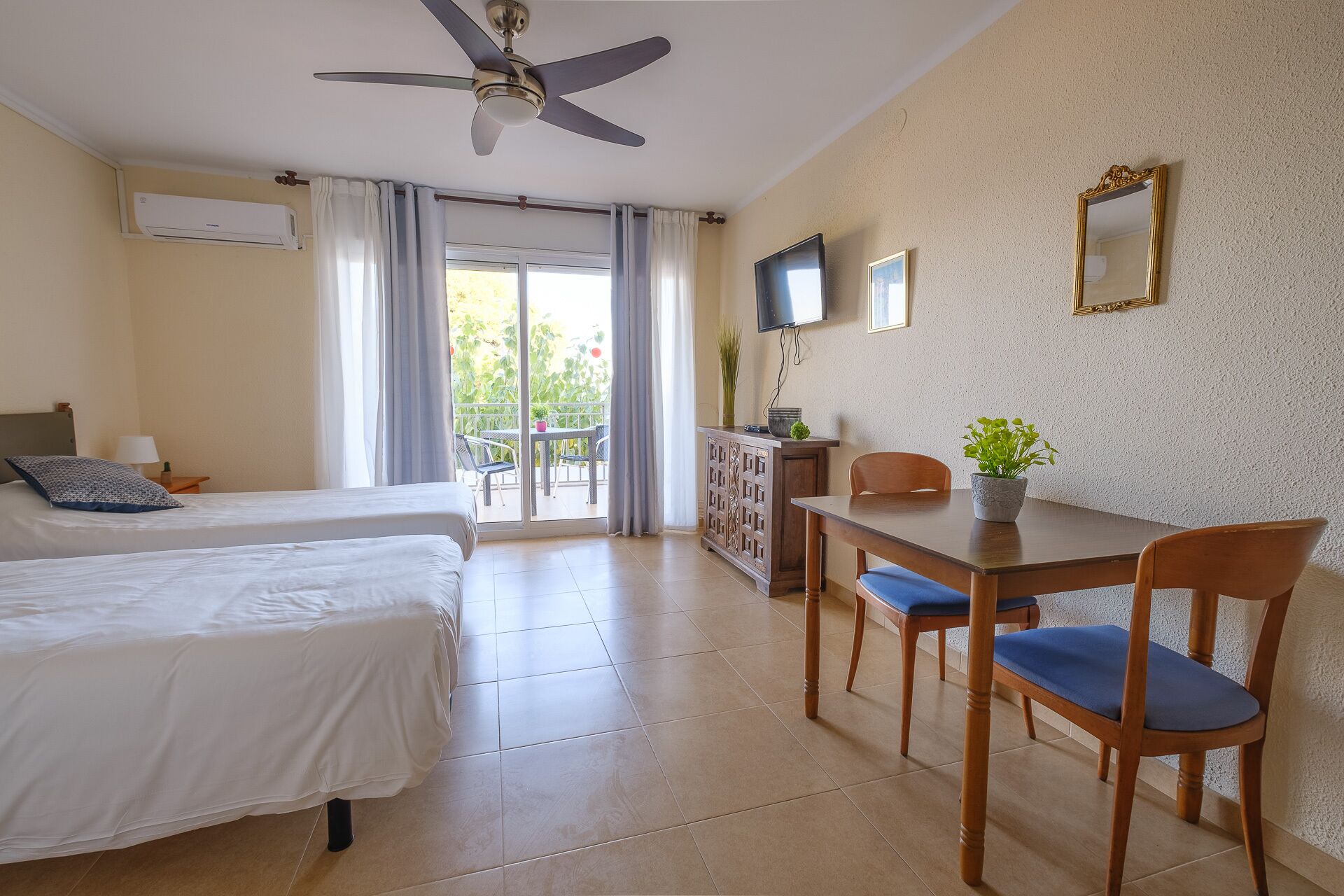 studio (2 people, 1st floor - nº 2) | blackout curtains, iron/ironing board, free wifi, bed sheets