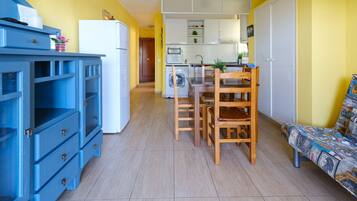 Apartment, 1 Bedroom (4 people, 1st floor - nº1) | Private kitchen | Fridge, microwave, stovetop, coffee/tea maker