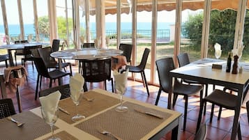 Déjeuner et dîner servis sur place