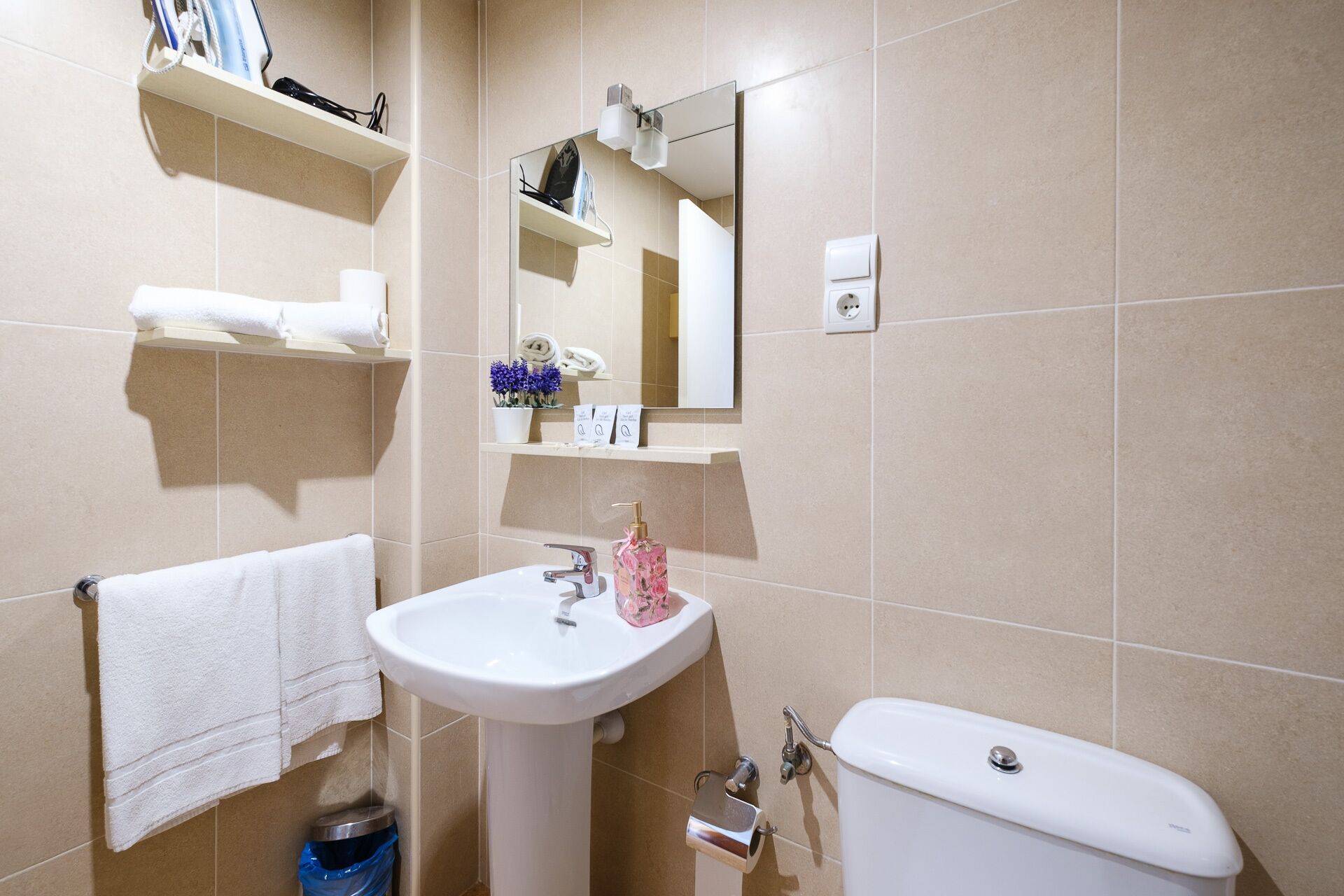 studio (2 people, 4th floor - nº 17) | bathroom | shower, free toiletries, towels