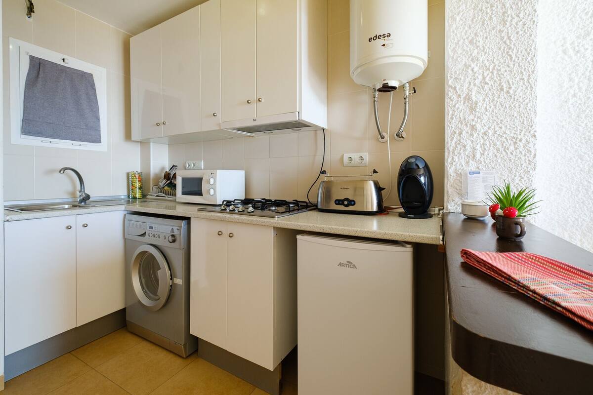 studio (2 people, 4th floor - nº 19) | private kitchen | fridge, microwave, stovetop, coffee/tea maker