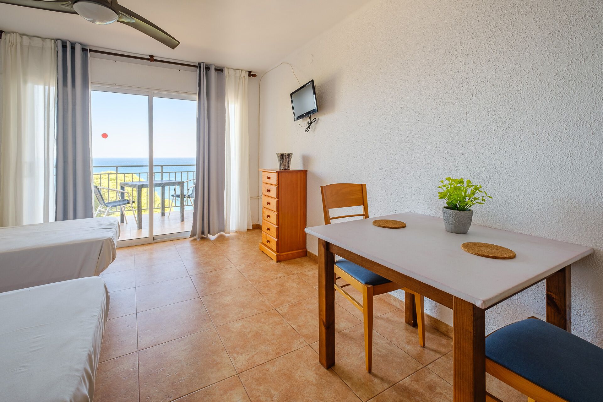 studio (2 people, 4th floor - nº 17) | blackout curtains, iron/ironing board, free wifi, bed sheets